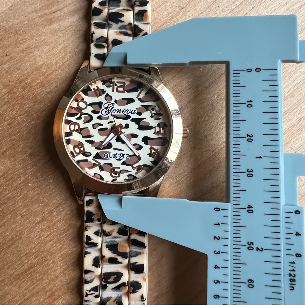 Geneva Leopard print ladies watch NEW BATTERY - Picture 7 of 8
